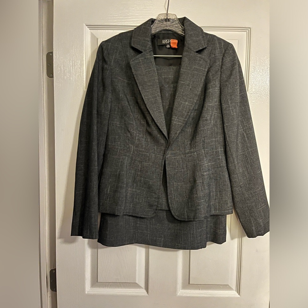 Business suit - Kasper 3 piece gray skirt suit. Perfect condition. Size 8